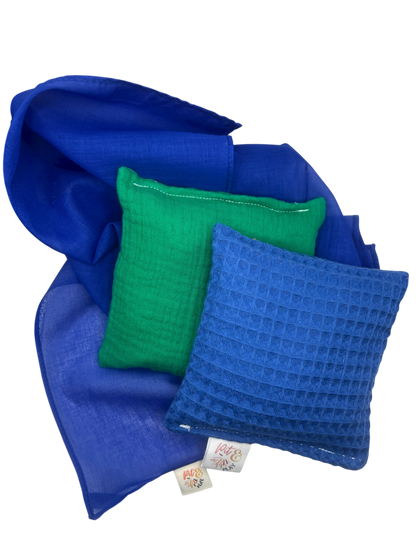 2 Kirschkernsäckchen und blauer Playcotton