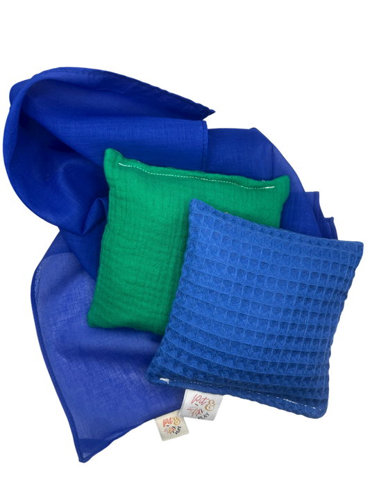 2 Kirschkernsäckchen und blauer Playcotton
