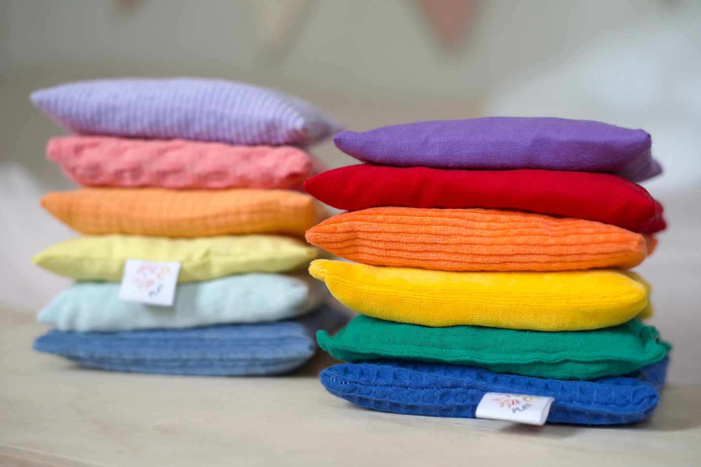 Sensorische Pittenzakjes in Regenboog kleuren. B2B - Pit and play